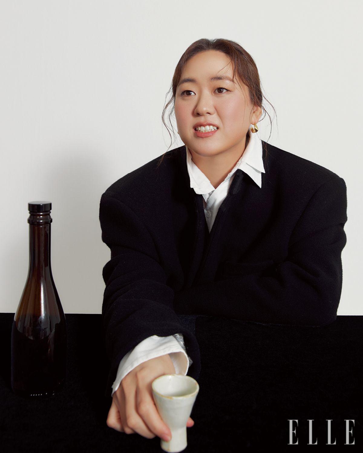 오버사이즈 재킷은 Mugler. 