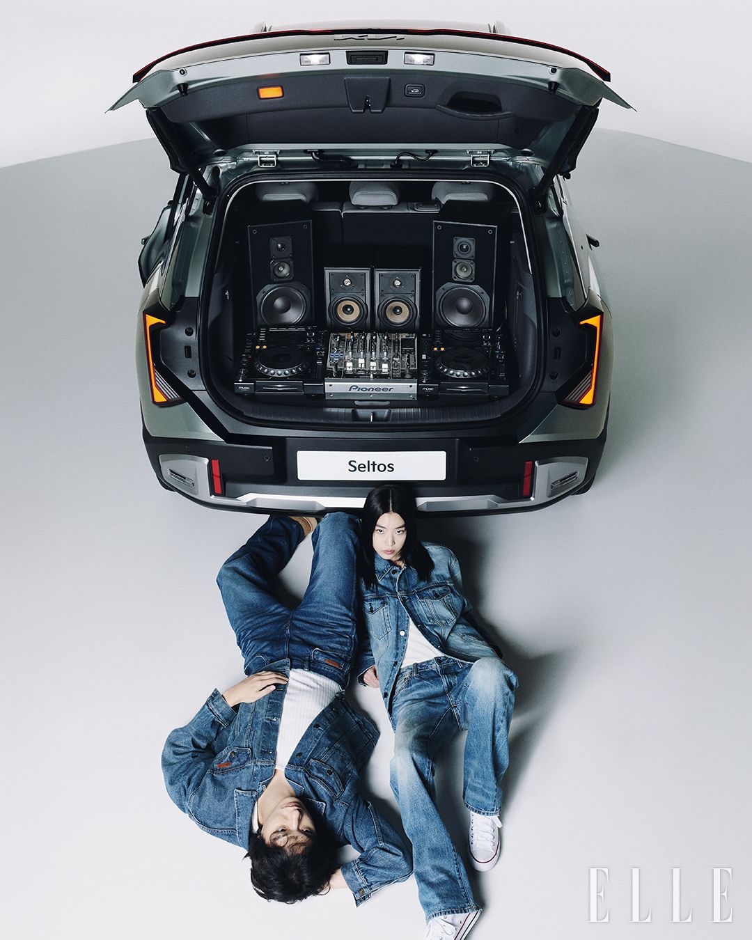 채종석이 입은 재킷과 팬츠는 모두 Calvin Klein. 부츠는 스타일리스트 소장품. 제이가 입은 재킷과 팬츠는 모두 Calvin Klein. 스니커즈는 Converse.