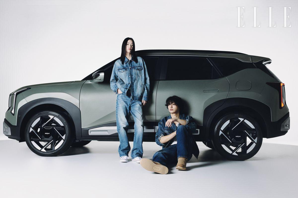 채종석이 입은 재킷과 팬츠는 모두 Calvin Klein. 부츠는 스타일리스트 소장품. 제이가 입은 재킷과 팬츠는 모두 Calvin Klein. 스니커즈는 Converse.