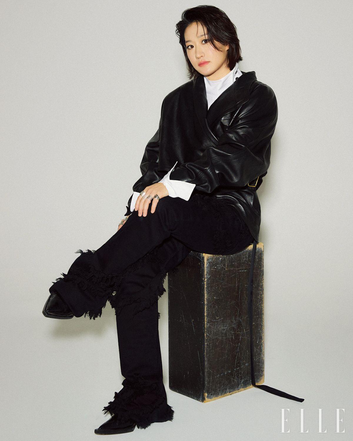 랩 형태의 레더 재킷은 Darkpak. 데님 팬츠는 Rick Owens. 