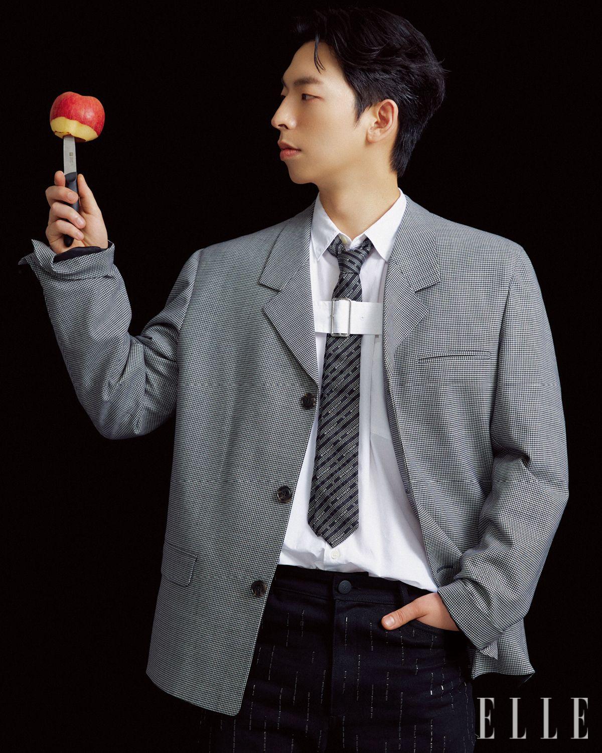 크리스털 디테일의 팬츠는 Ernest W. Baker. 셔츠는 Comme des Garçons Homme Plus. 