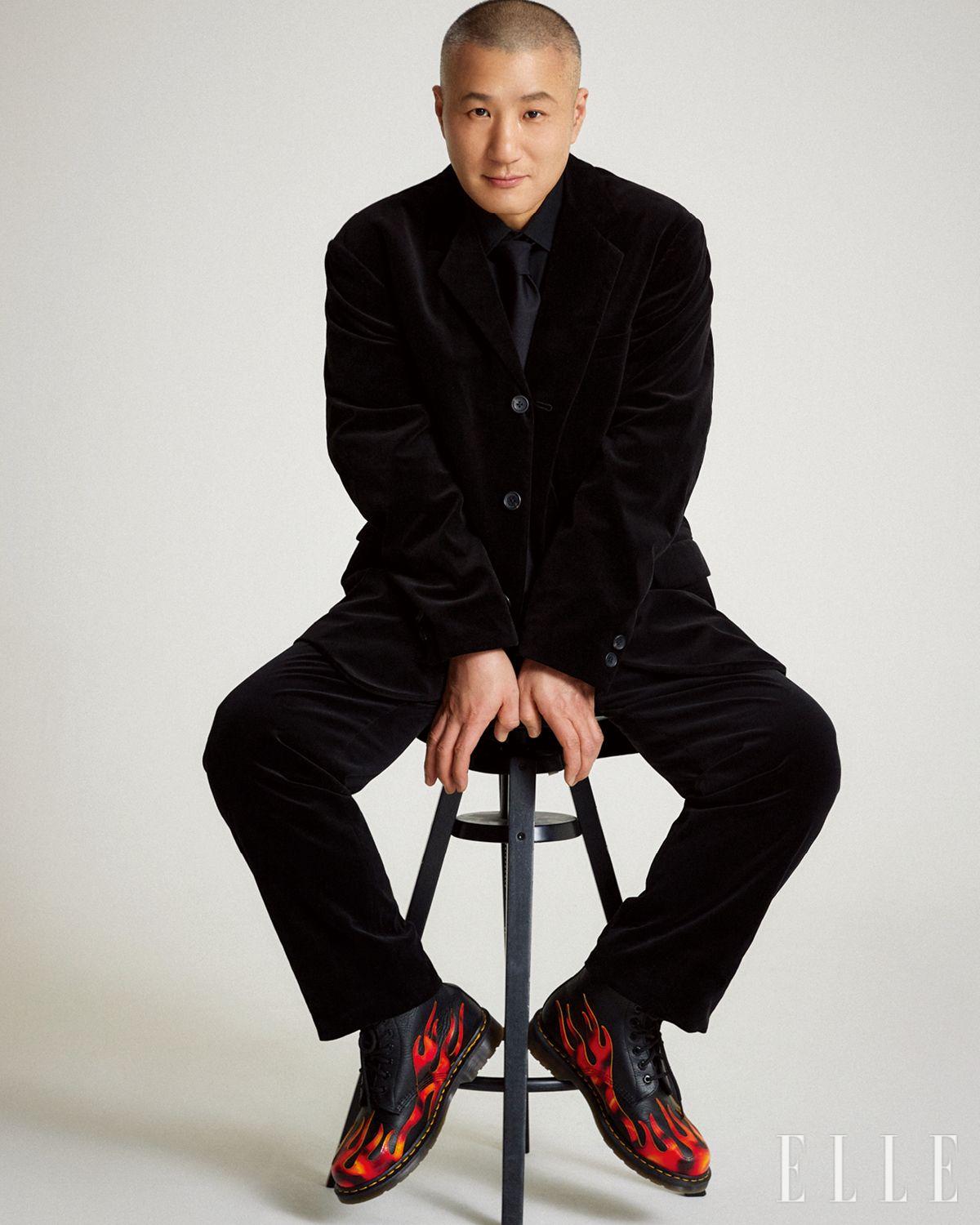 수트 세트업은 Y’s by MUE. 워커는 Dr. Martens. 