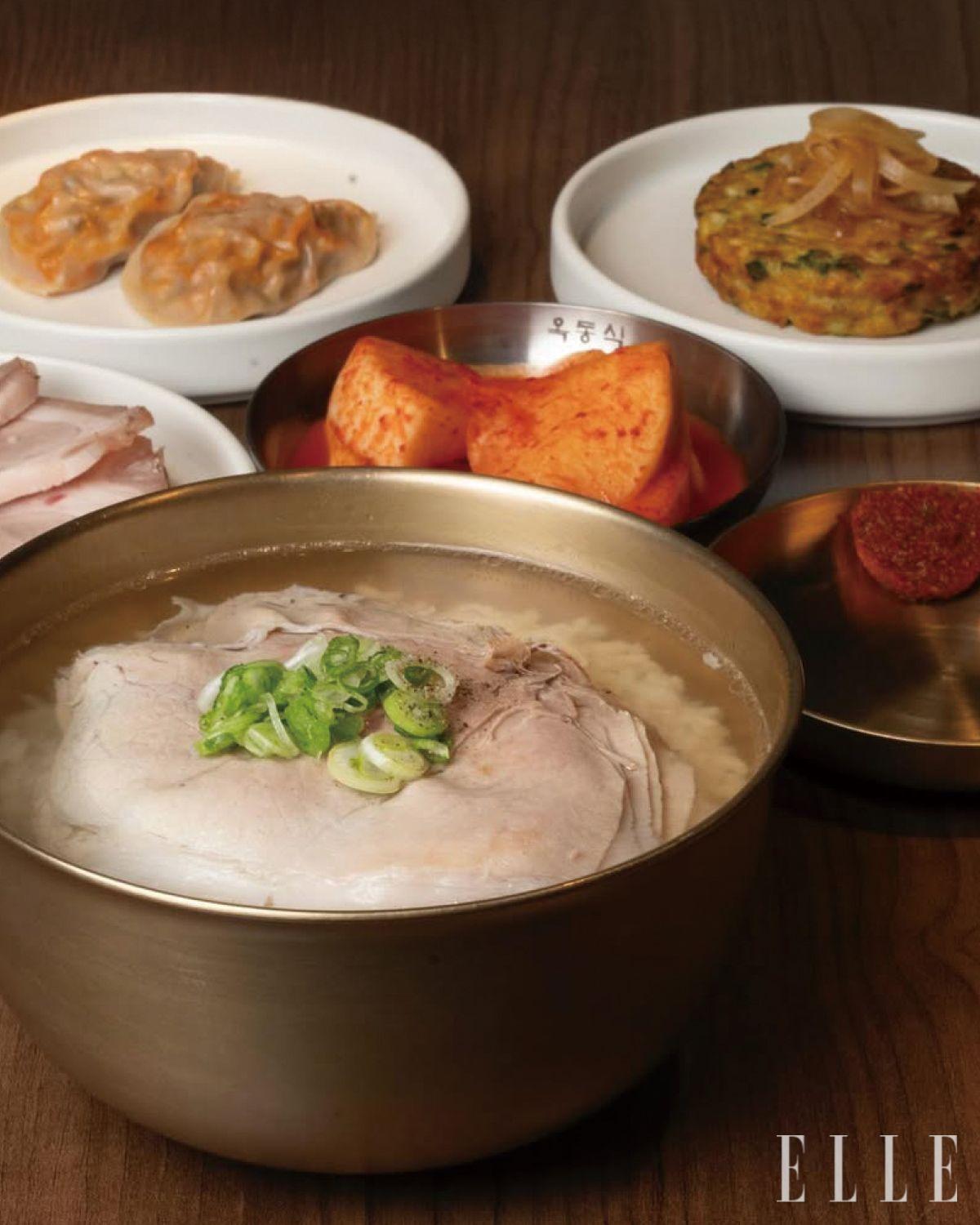 돼지곰탕과 곁들이는 김치만두와 고추지, 완자전.