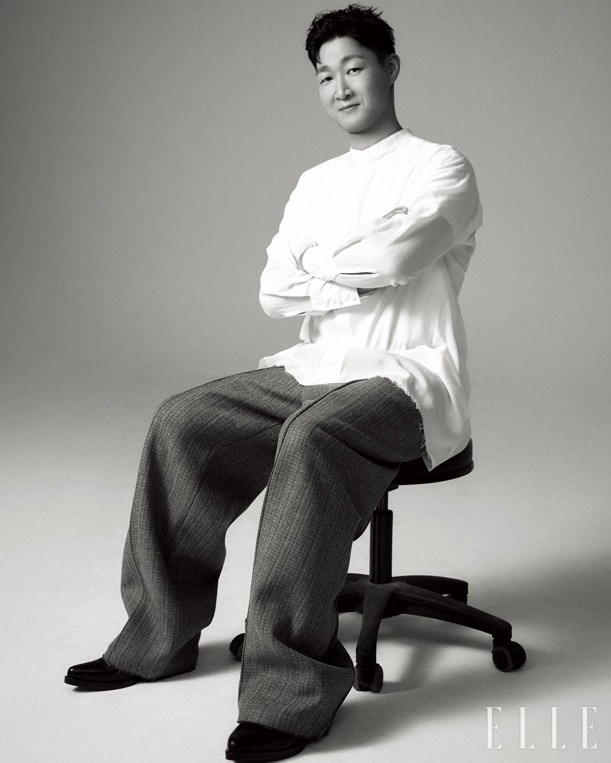 화이트 셔츠는 Sulvam. 팬츠는 Ami. 