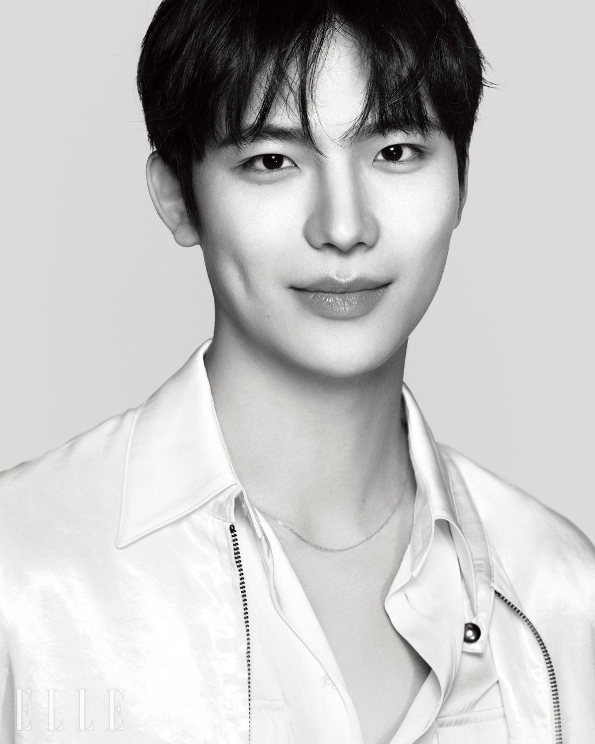 현제가 입은 셔츠는 Taille. 재킷은 Moonsun.