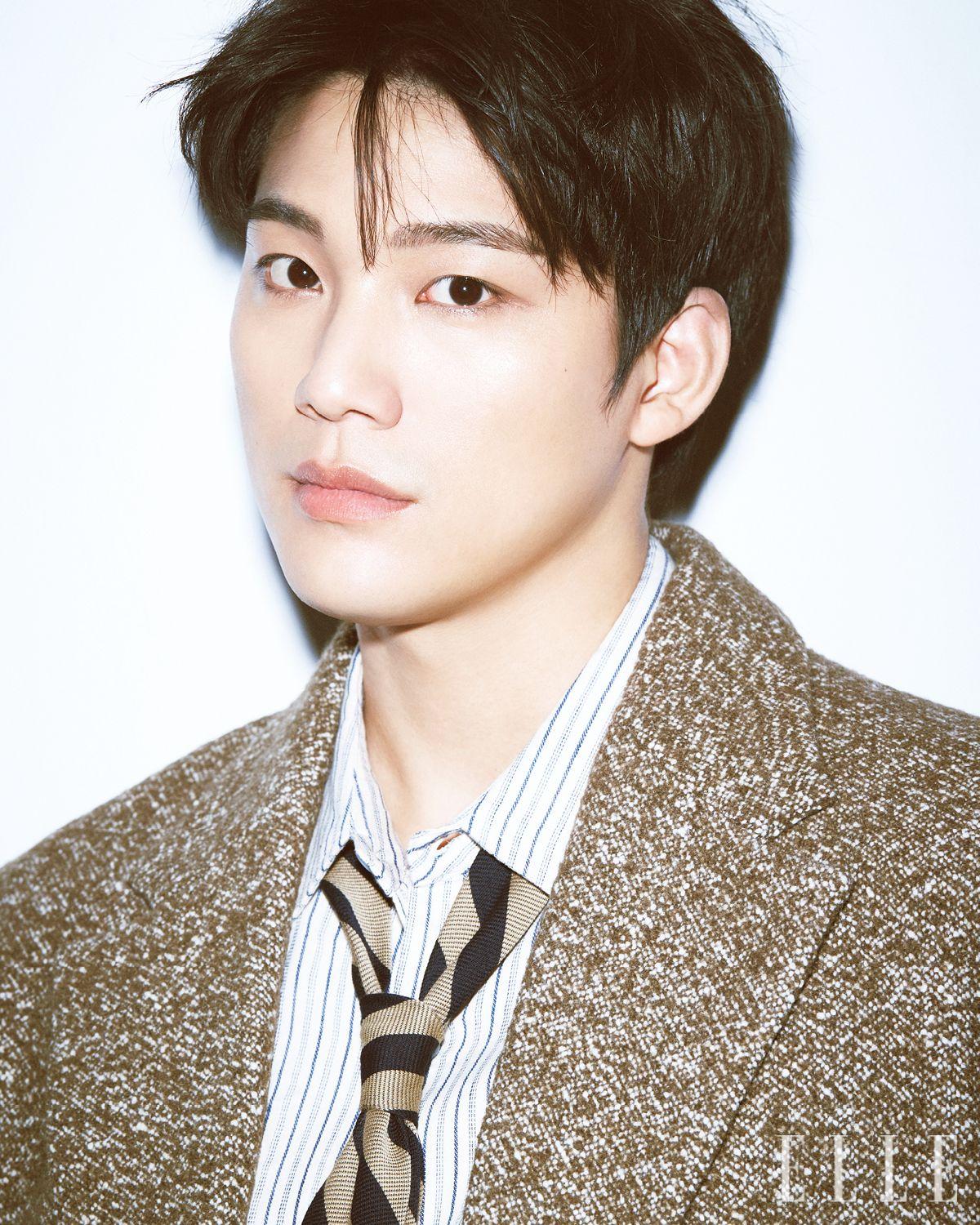 현우가 입은 재킷은 Taille. 셔츠는 Stu Office. 타이는 스타일리스트 소장품.