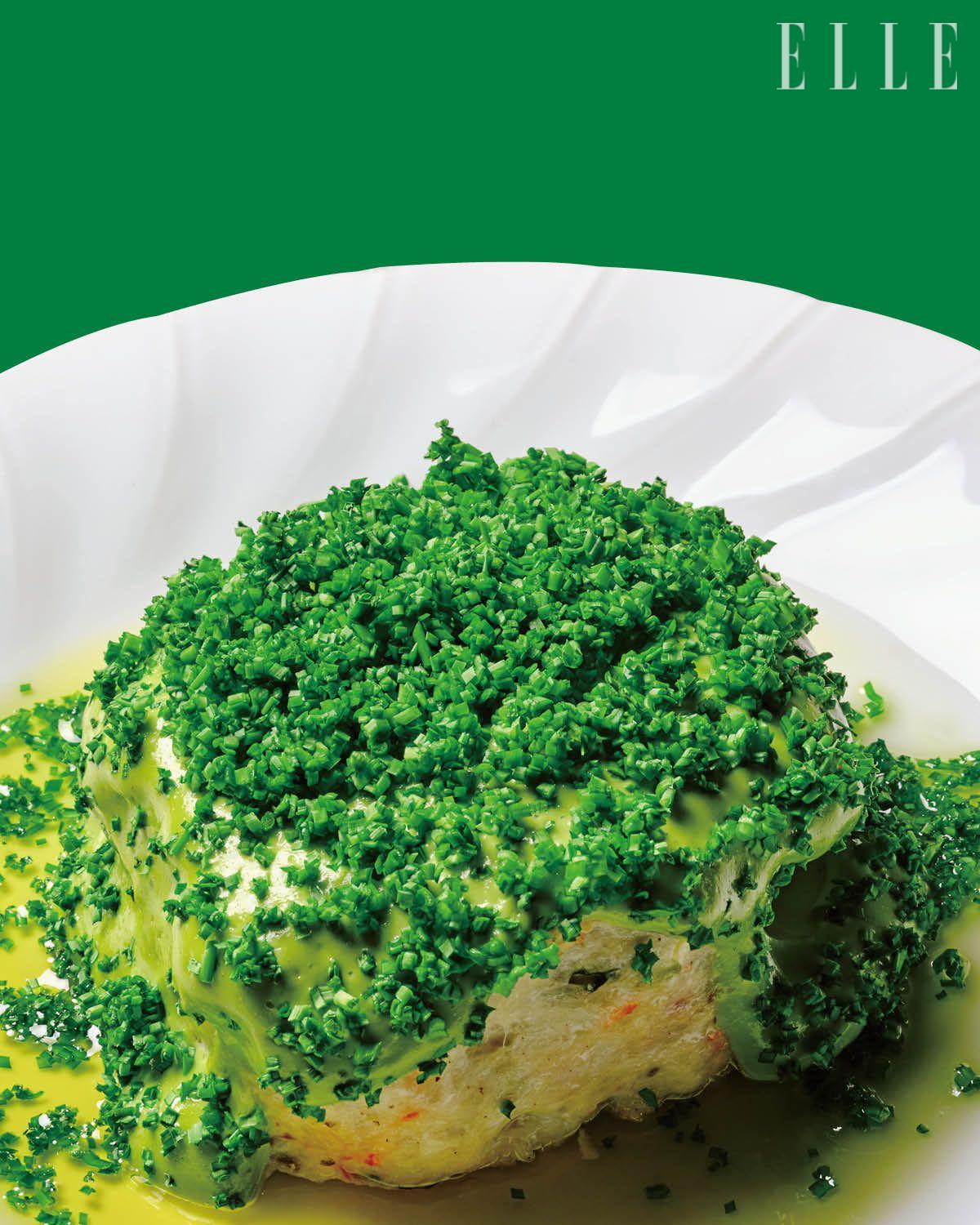 새우, 오징어, 대구살을 혼합해 버터에 구운 뒤, 부추 아이올리와 영양부추로 마무리한 '봉비방'의 제철 플레이트. 매일 직접 만드는 천연 발효종 사워도우와 찰떡궁합이다.