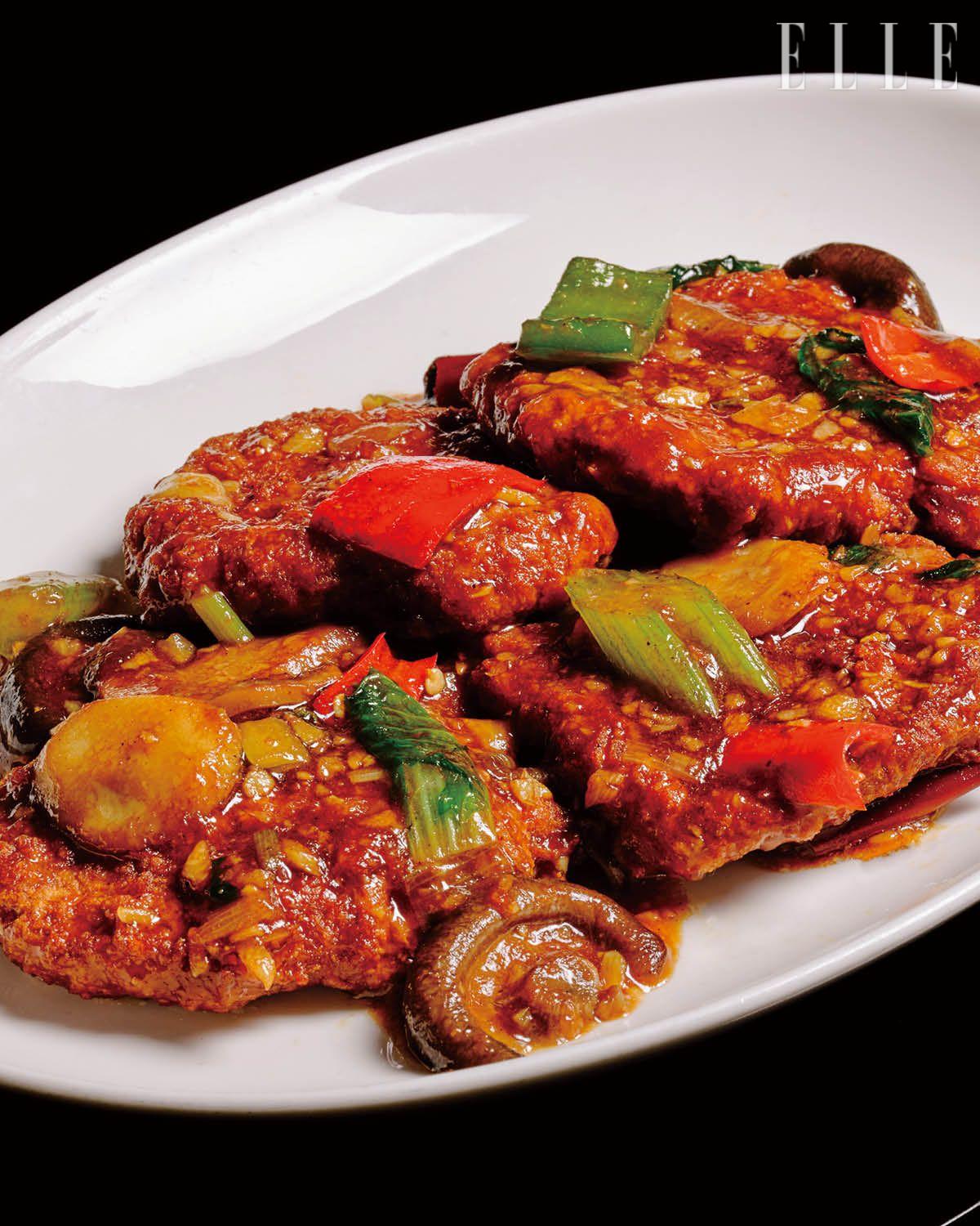  '대가방'의 난자완스는 계란과 함께 지져낸 고기 완자로, 바삭한 겉면과 촉촉한 속, 굴 소스 베이스의 감칠맛이 특징이다.