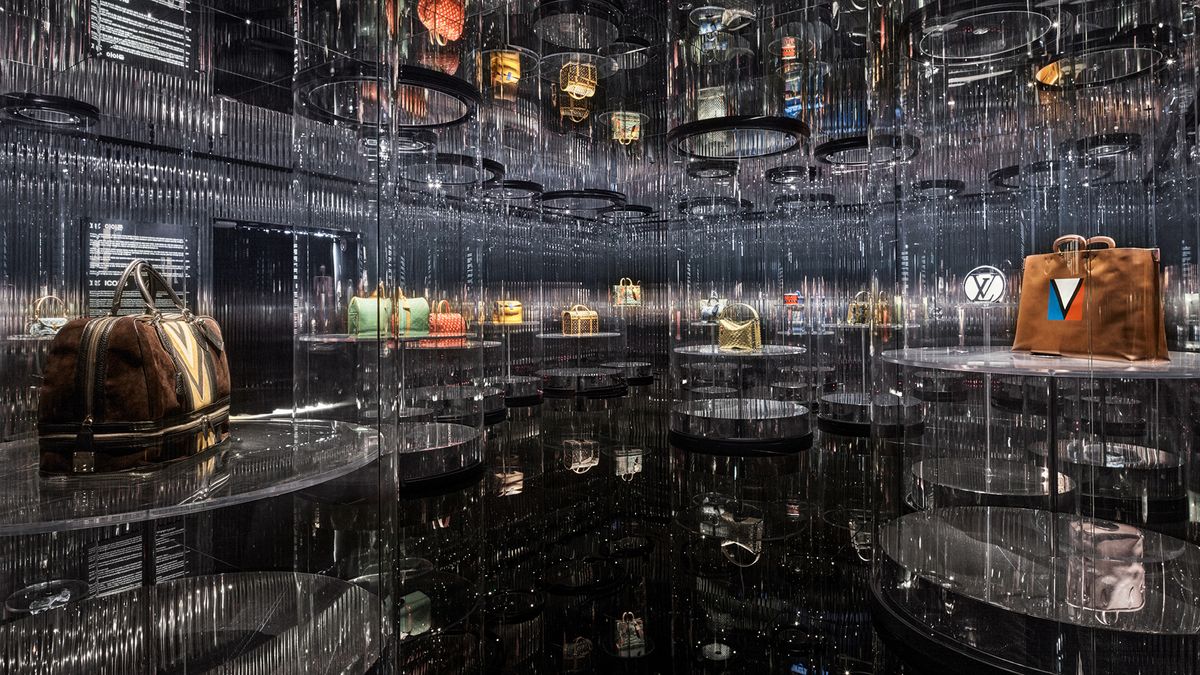 역대 루이 비통의 디렉터와 더불어 아이코닉한 루이 비통 가죽 제품의 진화를 총망라한 '아이콘(Icons) 룸'