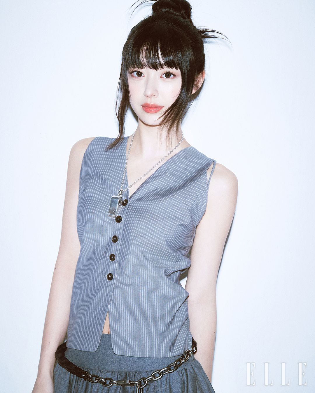 하은이 입은 탑은 Eudon Choi. 스커트는 White Abyss. 벨트는 Dolce&Gabbana. 네크리스는 Chrome Hearts. 