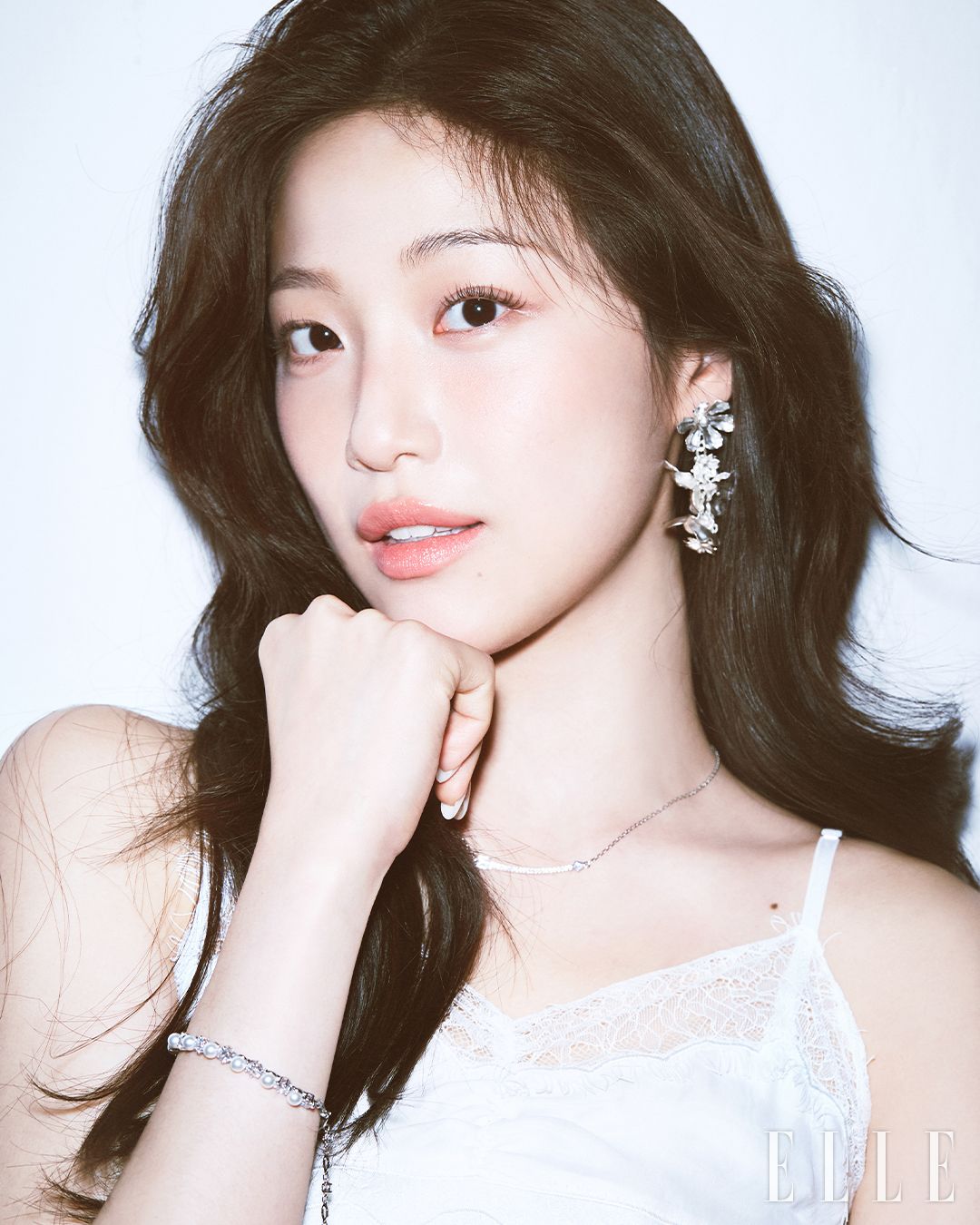 주영이 입은 드레스는 Jose Moon. 이어링은 DanaBurton. 