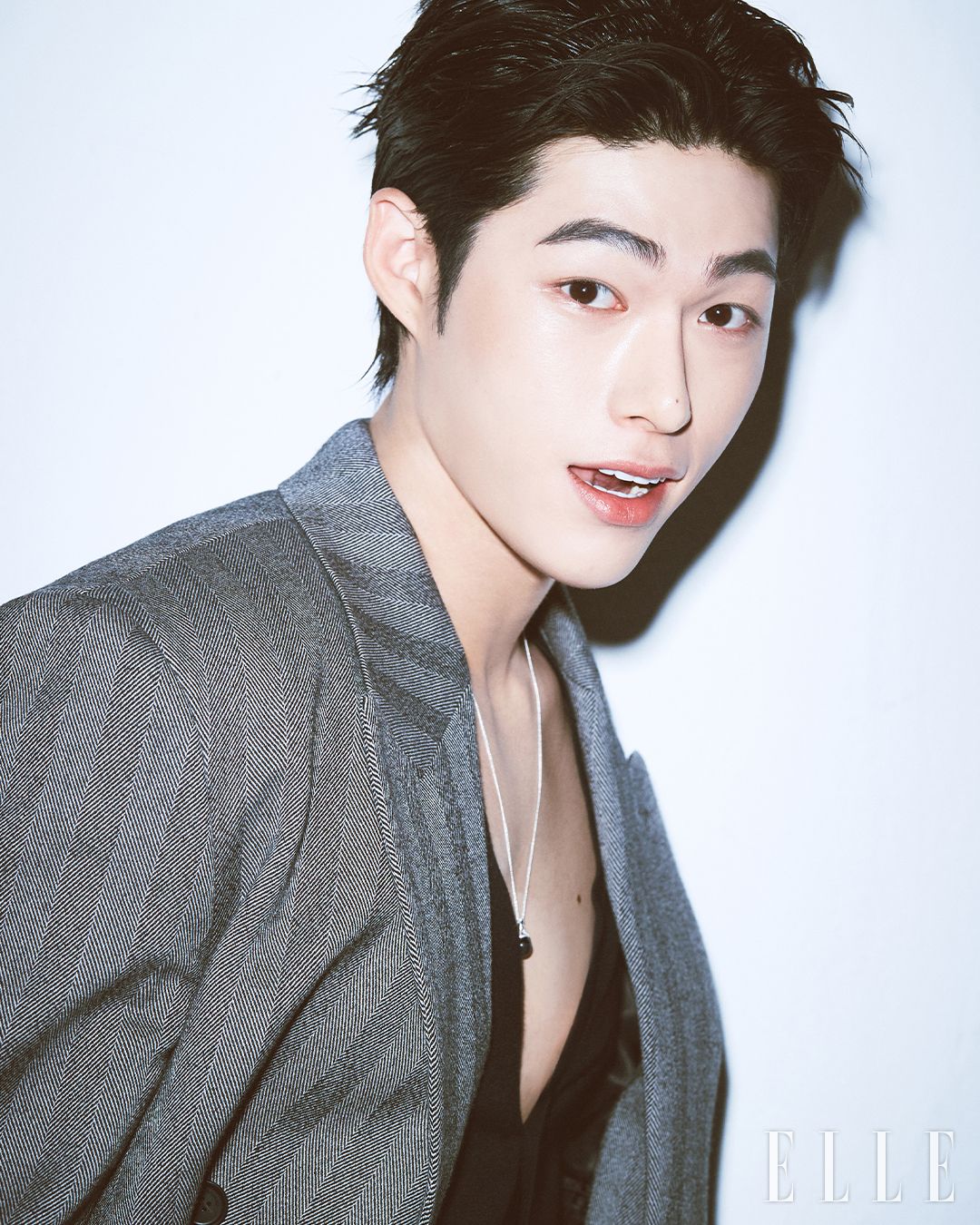 승일이 입은 재킷과 카디건은 모두 Ferragamo. 네크리스는 Hei.