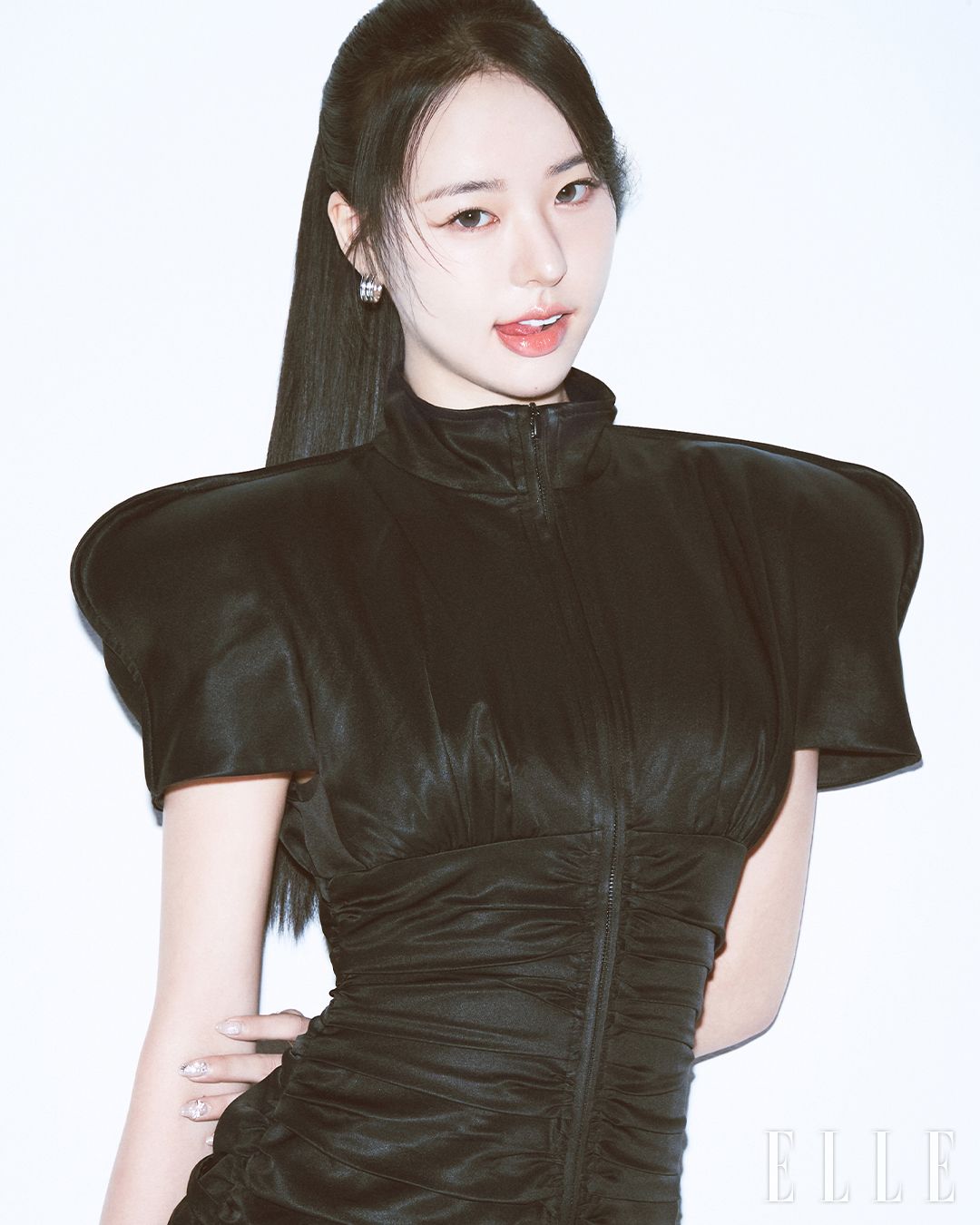 희선이 입은 드레스는 Annakiki. 이어링은 Denu. 