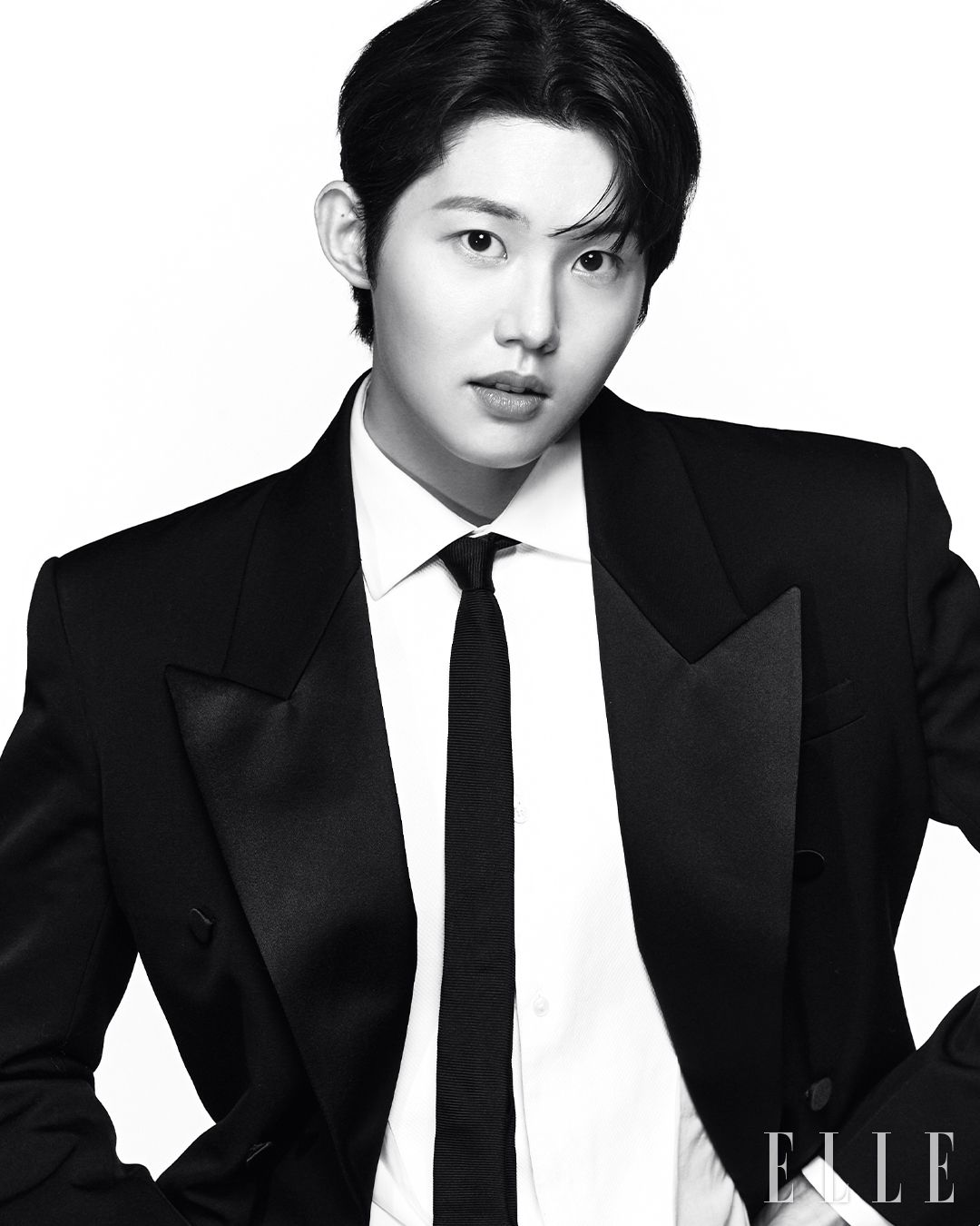 성민이 입은 재킷은 Saint Laurent. 셔츠는 Dolce& Gabbana. 타이는 스타일리스트 소장품. 