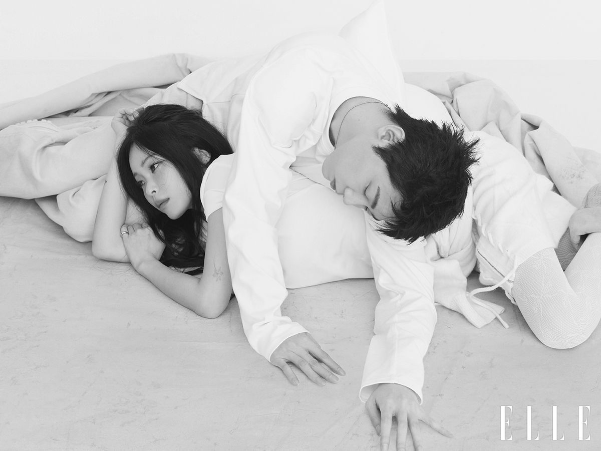 기리보이의 티셔츠는 Redbigeye, 팬츠는 Ethos, 네크리스는 Hyend. 슈즈는 Prada. 헤이즈의 스커트는 Rocawear, 네크리스는 Swarovski, 슈즈는 Isabel Marant, 톱과 타이즈는 스타일리스트 소장품.