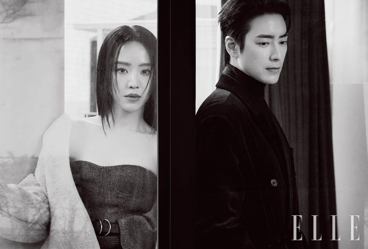 신혜선이 입은 튜브 톱 드레스는 Rokh. 그레이 울 재킷은 Ashlyn. 이준혁이 입은 벨벳 코트는 Eenk. 