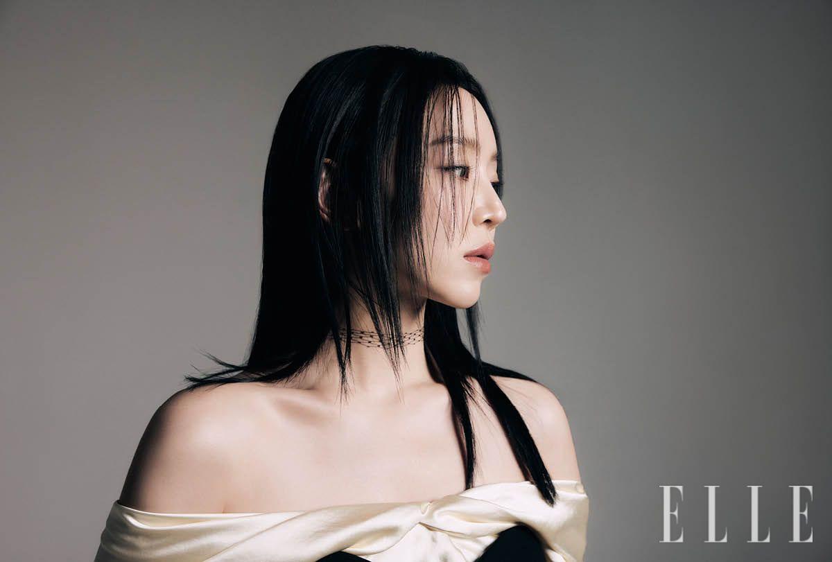 신혜선이 입은 블라우스와 튜브 톱 점프수트는 모두 McQueen. 