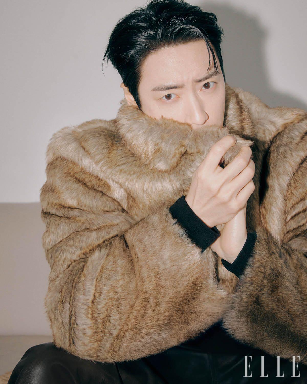 퍼 코트는 Moonsun. 레더 팬츠와 이너 웨어 티셔츠는 모두 스타일리스트 소장품,