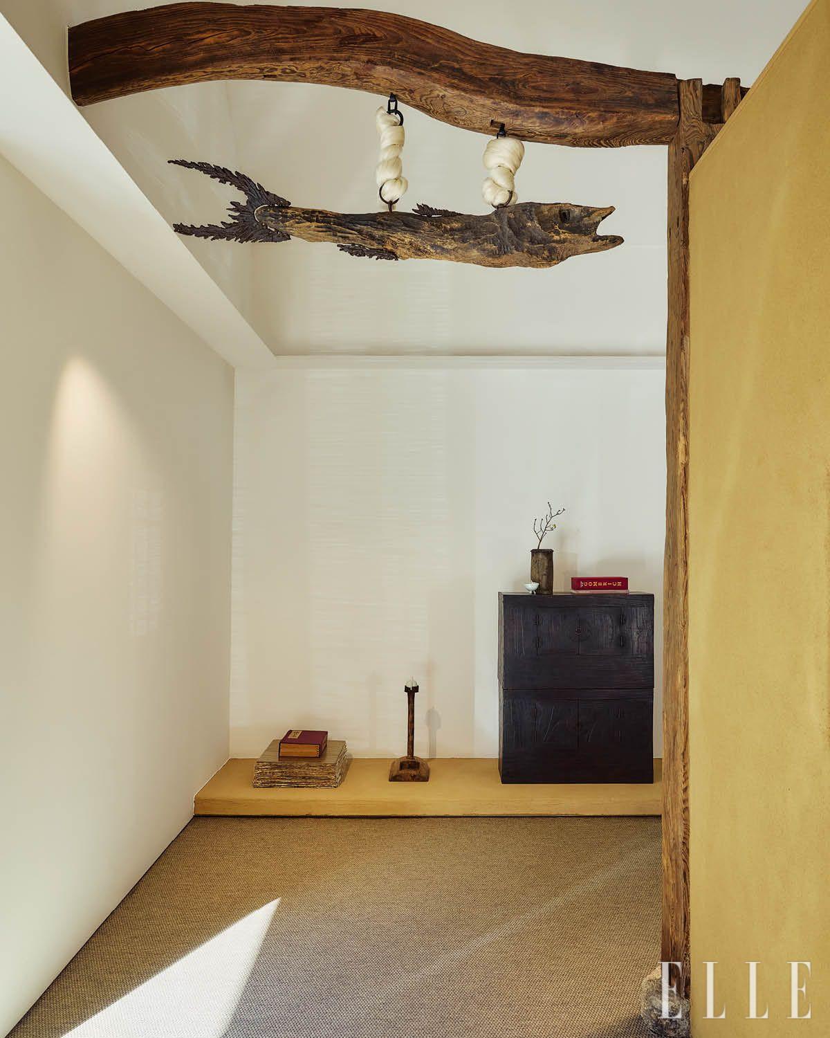 서울 삼성동의 조용한 골목, 질박한 초가를 모티프로 한 티 하우스 겸 차문화연구소 ‘로해’가 있다.