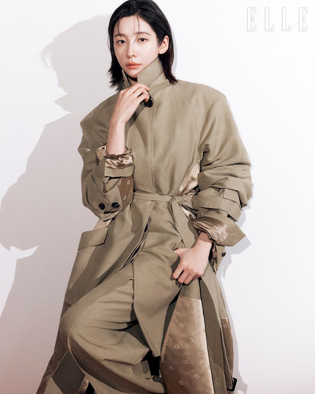 모노그램 배색의 코튼 트렌치코트와 테일러드 재킷, 팬츠는 Ferragamo.