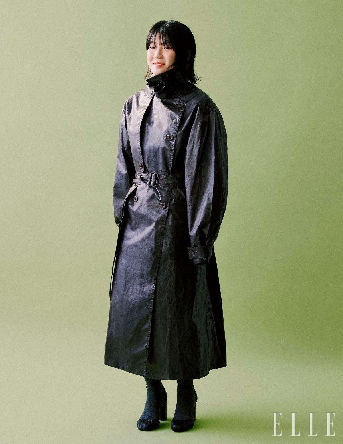 브라운 트렌치코트와 셔츠, 슈즈는 모두 Lemaire.