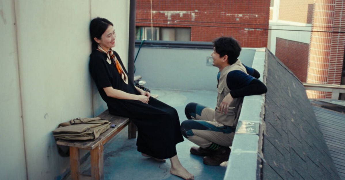 고단한 하루 끝에 만난 연인, 수건과 희지는 만나자마자 아이가 된다. 가난한 연인은 옥탑방 옥상에서 컵라면을 나눠 먹으며, 월세가 2주나 밀린 대화를 나누며 여전히 꿈을 꾼다.