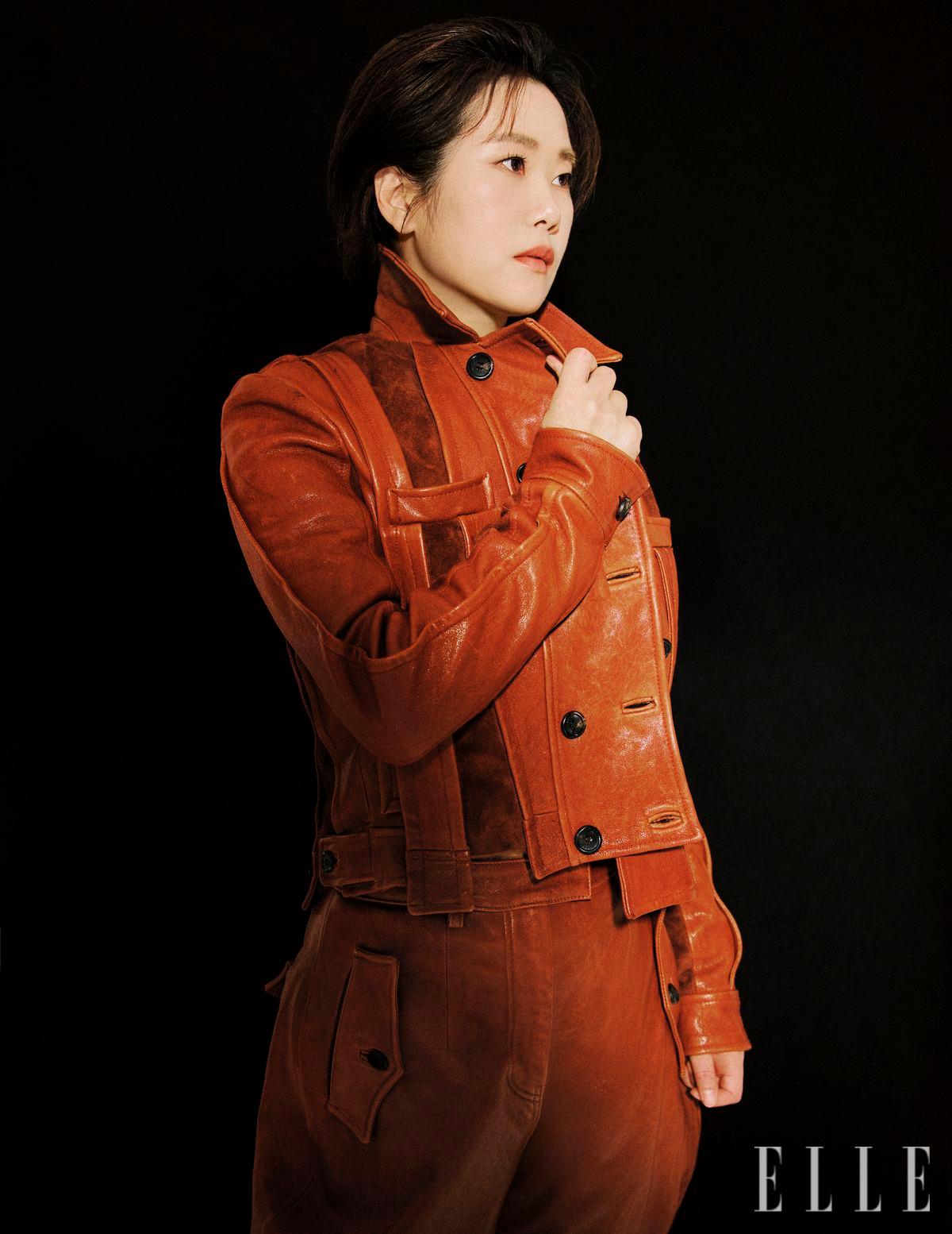 캐멀 가죽 재킷과 팬츠는 모두 Songzio.