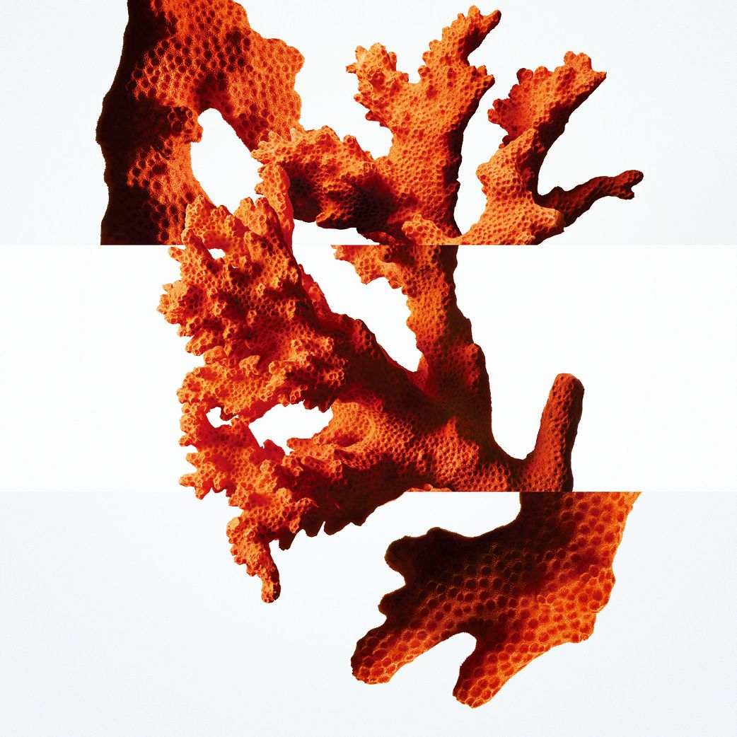 이국적인 티아레 꽃향기에 타마누 열매, 산호 어코드, 미네랄 노트를 더한 운 자르뎅 수 라 메르 오 드 뚜왈렛, 30ml 11만2천원, 50ml 16만5천원, 100ml 24만5천원, Hermès.