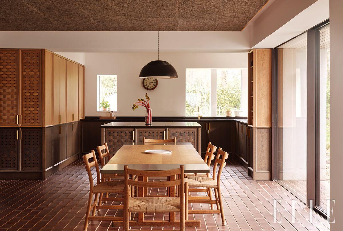 주방 캐비닛의 전면은 수공예 위빙으로 마감했다. 다이닝 테이블은 프레데리시아의 ‘셰이커 테이블(Shaker Table)’. 체어는 칼 한센 앤 선의 빈티지 ‘CH47’. 펜던트는 루이스폴센의 ‘AJ 로열 (AJ Royal)’. 