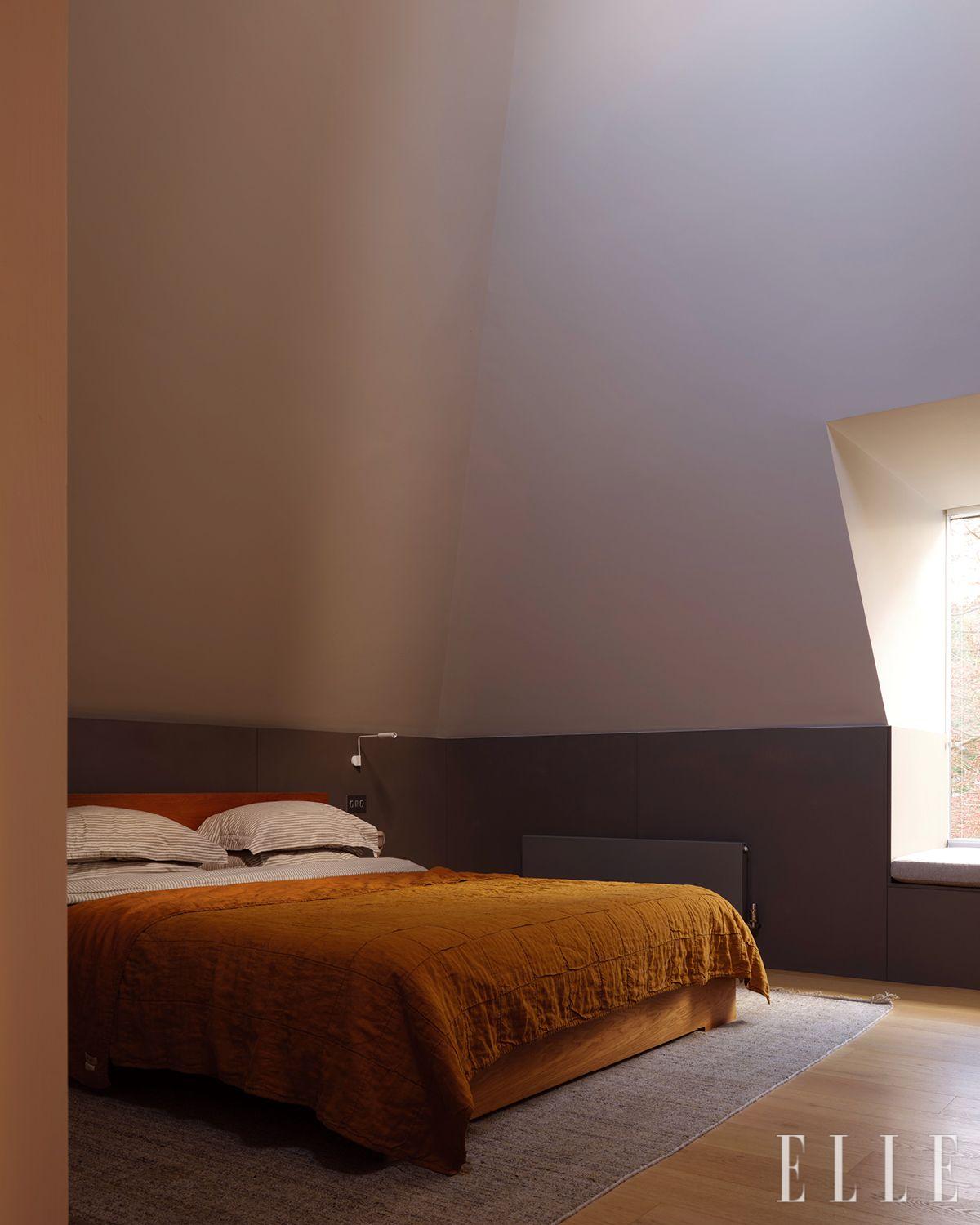 종이를 접은 듯한 형태의 천장과 높게 치솟은 박공지붕 아래의 낮은 창이 대비를 이룬다.