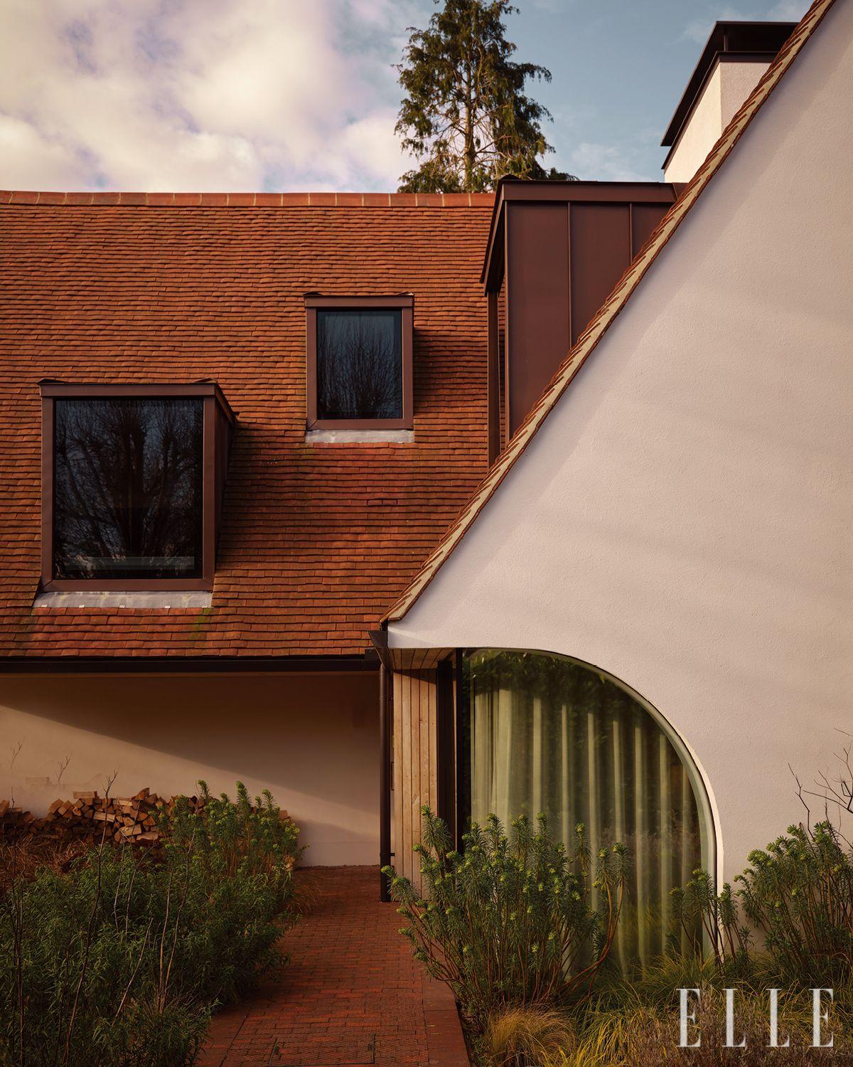 반원형 아치 창이 가파른 지붕 선과 지면을 부드럽게 잇는다. 조경은 건축 디자인 스튜디오 루럴 오피스(Rural Office)의 공동설립자 헬렌 맥스웰(Helen Maxwell)이 설계했다. 