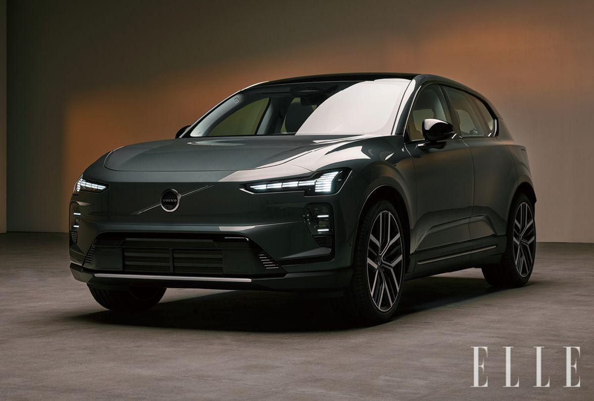 볼보 EX60의 크로스 컨트리 모델. (아래) EX60의 진정한 매력은 실내에 있다. 불필요한 시각적 요소를 제거해 정돈된 공간감을 만들고, 기술적 요소를 자연스럽게 녹여 넣었다. 자연광에 가까운 색감의 조명 시스템이 전체 소재의 질감을 부드럽게 드러낸다. 