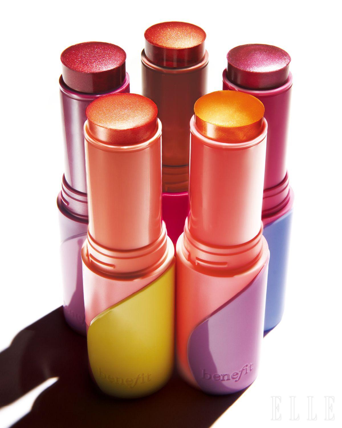 한 번의 터치로 촉촉하게 스미는 컬러와 투명한 광을 남긴다. 양볼은 물론 애플 존, C존 등 눈가에까지 블렌딩하고 덧바르기 쉬운 질감의 쥬스 스틱, (왼쪽 위부터 시계 방향으로) 잼, 폭시, 피기, 크리스타, 셸리, 각 4만9천원, Benefit.