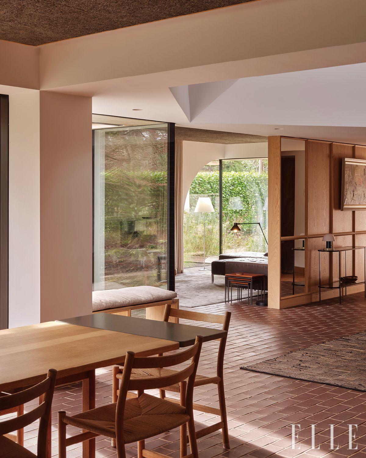 주방과 복도, 거실 등 각기 다른 높이의 세 가지 층(Floor)을 품은 아트리움이 인상적이다. 인근 판햄 역(Farnham Station)의 벽돌을 참조해 제작한 점토 벽돌 타일은 바닥 난방 구조를 숨기는 역할을 한다.