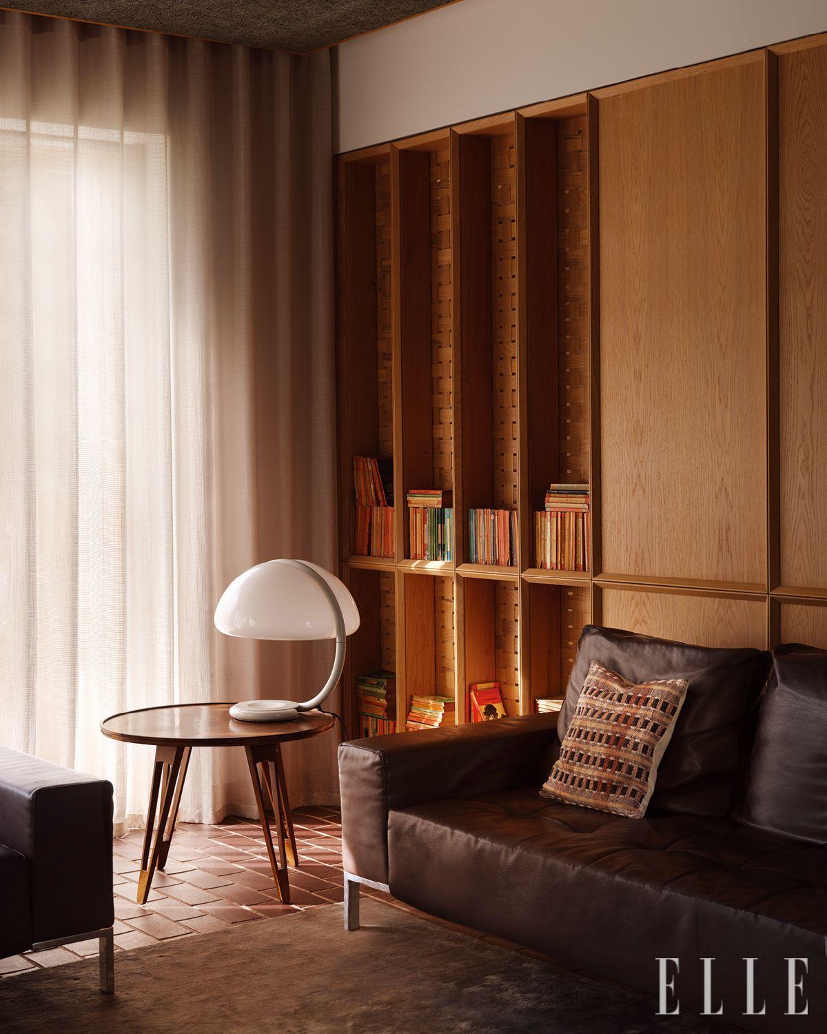 타일과 목재로 구성한 마감재는 풍부한 질감을 더하는 동시에 유해 가스와 휘발성 유기화합물의 발생을 최소화한다.