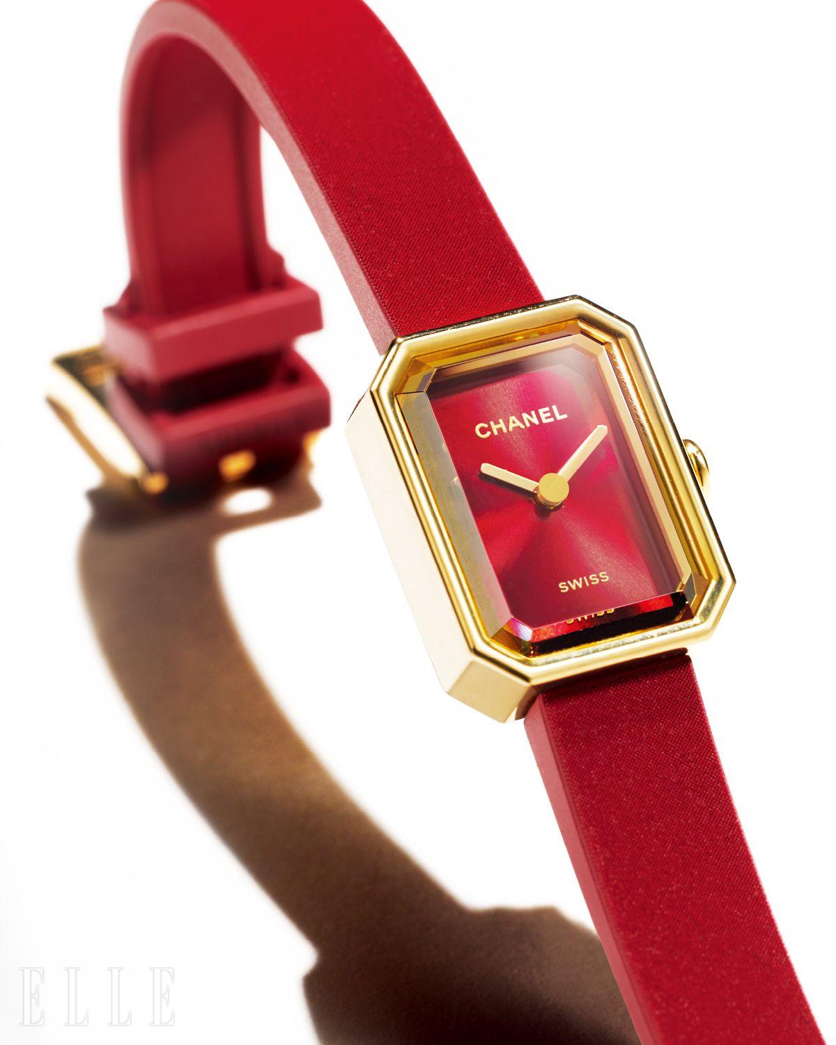 18K 옐로 골드 케이스에 벨벳 촉감의 러버 스트랩이 특징인 프리미에르 리본 레드 워치는 가격 미정, Chanel Watches. 