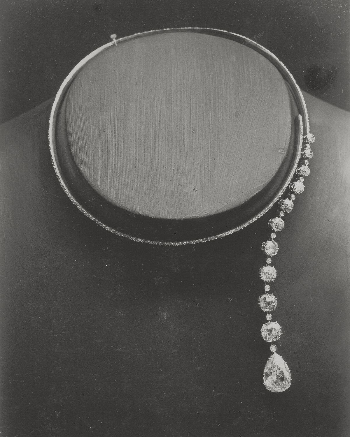  'THE SPARK' 네크리스의 영감이 된 아카이브 피스. 1884년 제작한 다이아몬드 드롭 네크리스. 