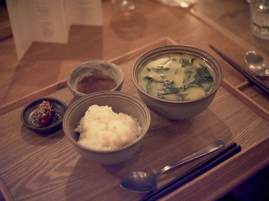 하루에 50그릇만 판매하는 것으로 유명한 오일제의 들깨 미역국. 반찬으로 내놓는 낙지젓갈은 전라북도 곰소에서 공수한다.