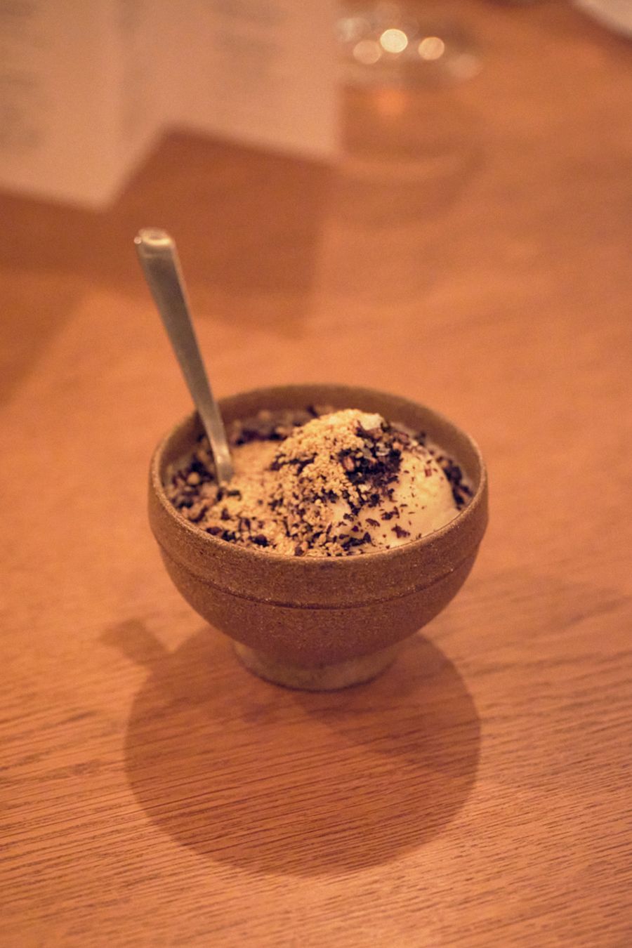 우유를 베이스로 한 젤라또 위에 코코넛 밀크와 쌀눈을 토핑으로 올린 오일제의 디저트.