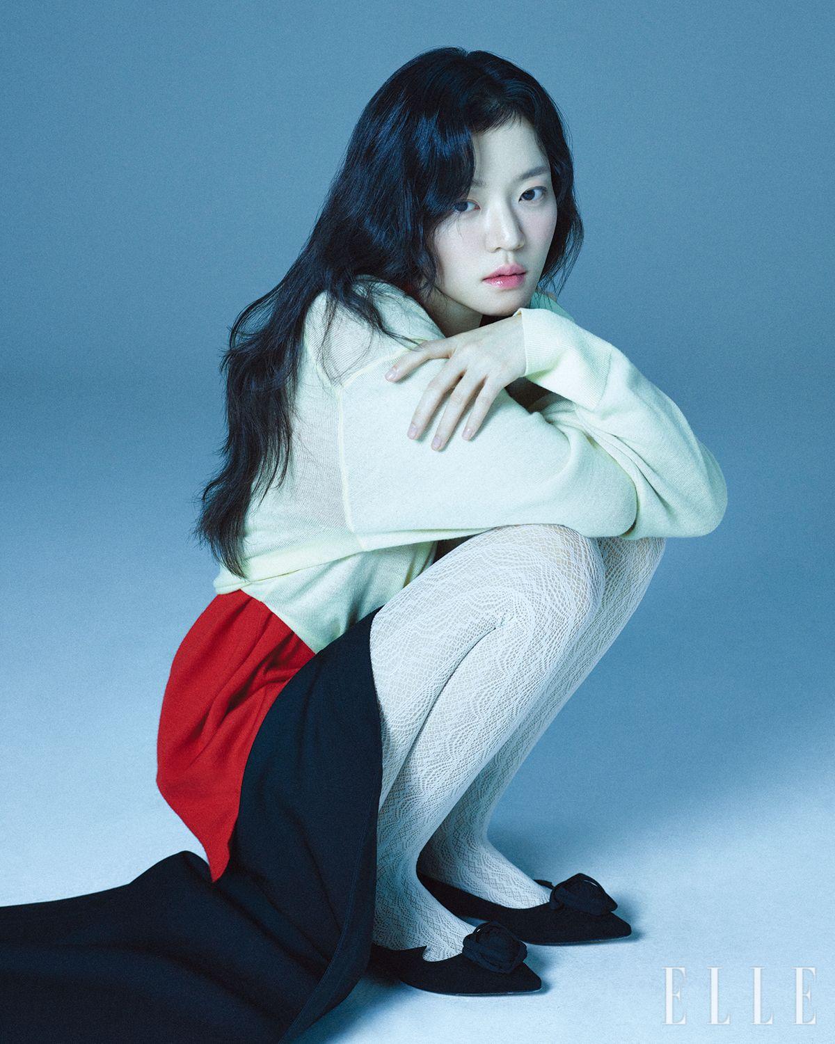 드레이프 디테일의 니트 톱과 레이어드한 레드 컬러 니트 톱, 블랙 미니스커트는 모두 Loewe. 