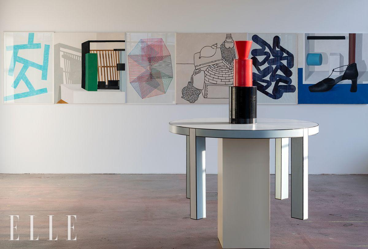 앞쪽의 세라믹 화병은 나탈리 뒤 파스키에의 ‘Venerdì’(2017). 테이블 오브제는 피에르 샤르팽의 ‘Table à manger 12-12’(1998) 멤피스 에디션. 뒤쪽 배경의 그림은 왼쪽부터 피에르 샤르팽의 ‘Sans titre’(2018). 나탈리 뒤 파스키에의 ‘Sans titre’(2009). 피에르 샤르팽의 ‘Sans titre’(2018). 나탈리 뒤 파스키에의 ‘Sans titre’(2002). 피에르 샤르팽의 ‘Sans titre’(2015). 나탈리 뒤 파스키에의 ‘La Pistola’ (2004).