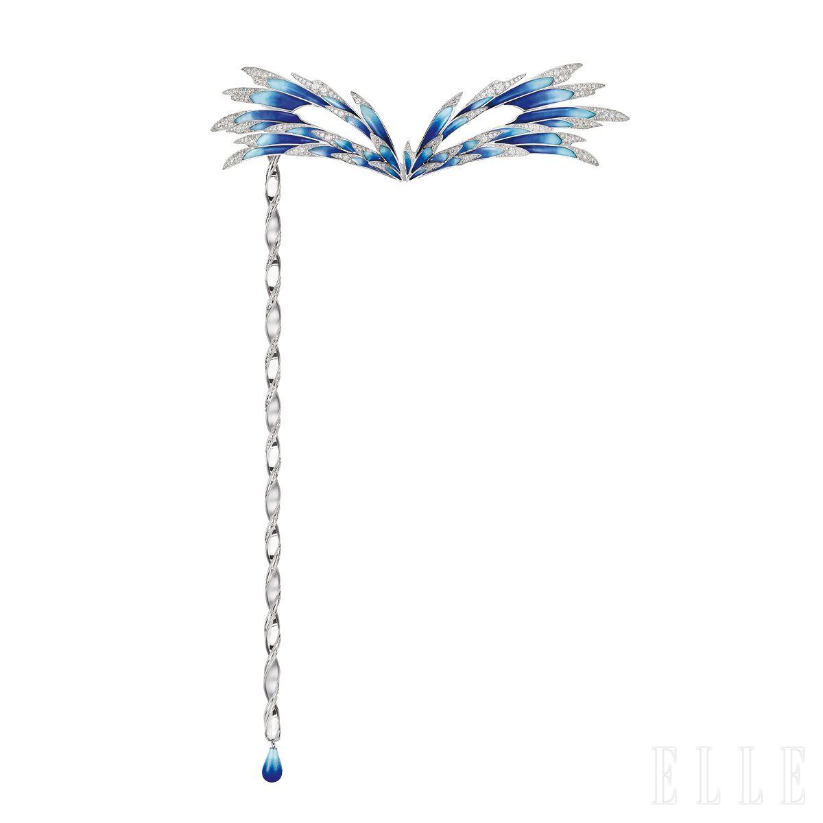 중앙에 3.92캐럿 페어 셰입 마다가스카르 사파이어를 장식한 아그레뜨 티아라. 네 가지 다른 방식으로 착용할 수 있으며, 극적인 분위기의 마스크로도 연출할 수 있다. 