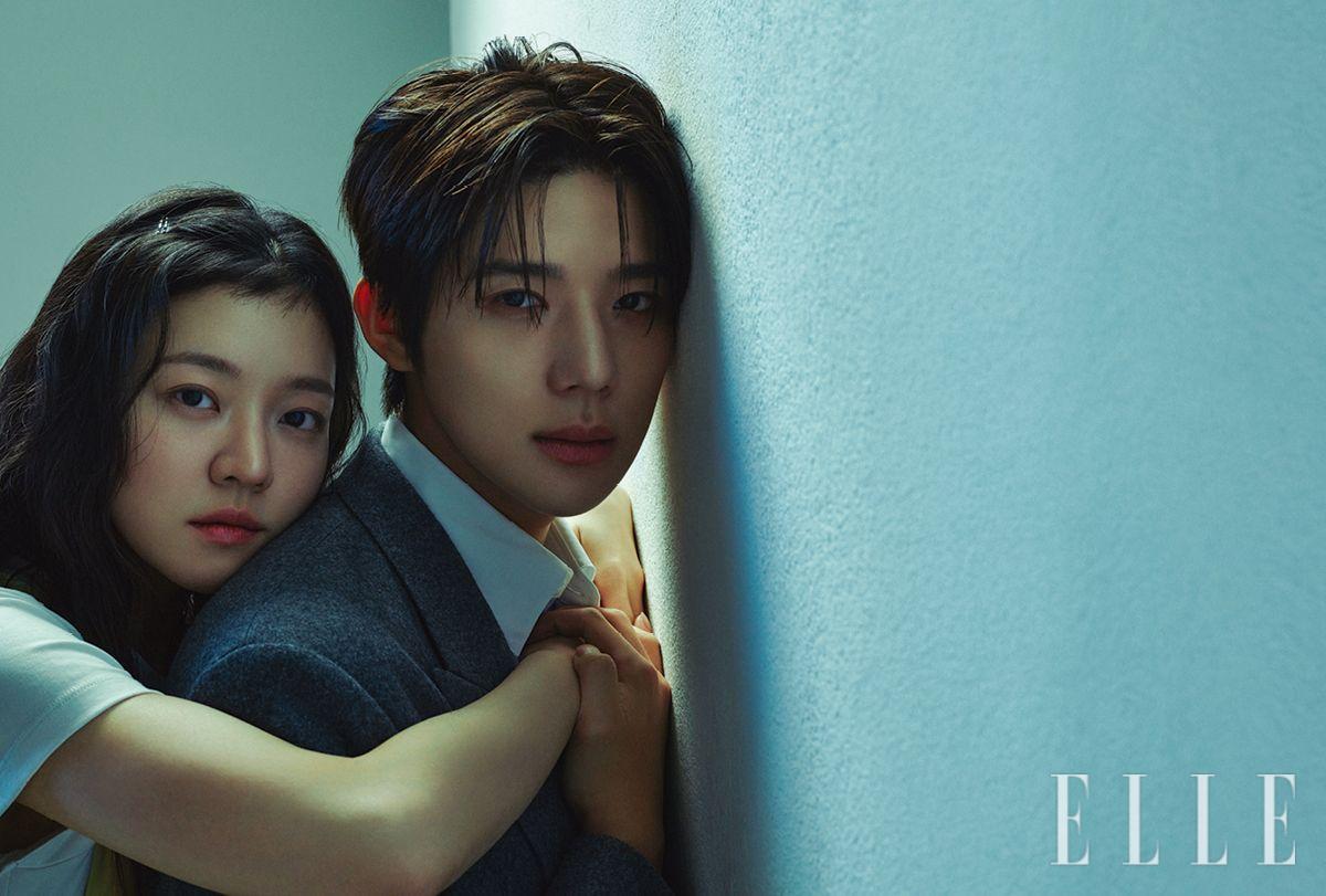 고아성이 입은 옐로 레더 원피스는 Loewe. 하프 슬리브 톱은 Ice Dust. 문상민이 입은 그레이 울 맨 재킷과 클레릭 블루 맨 셔츠는 모두 Dior. 