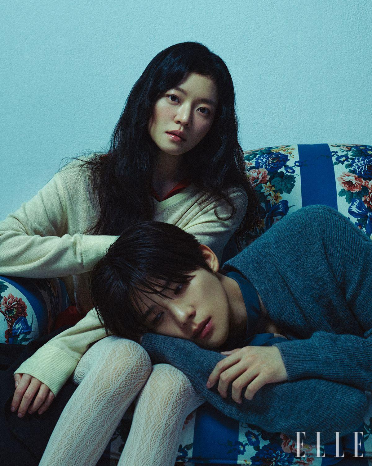 고아성이 입은 드레이프 디테일의 니트 톱과 레이어드한 레드 컬러 니트 톱, 블랙 미니스커트는 모두 Loewe. 레이스 스타킹은 스타일리스트 소장품. 문상민이 입은 그레이 브이넥 맨 니트 톱은 Dior. 패턴 타이는 Dolce & Gabbana.