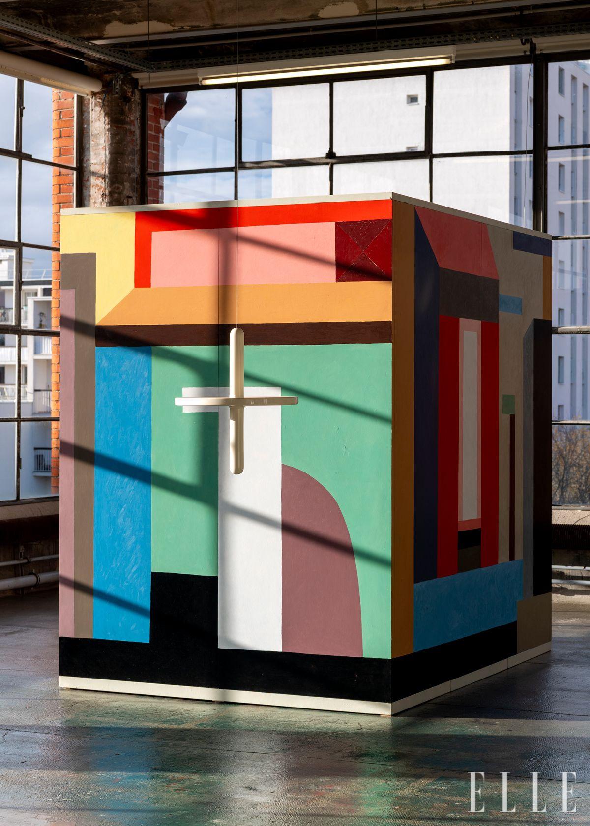 전경에 걸린 흰 오브제는 피에르 샤르팽의 ‘UFO objet suspendu’(2009) 프로토타입. 배경의 채색된 목재 구조물은 나탈리 뒤 파스키에의 ‘Una stanza bianco perla’(2018).