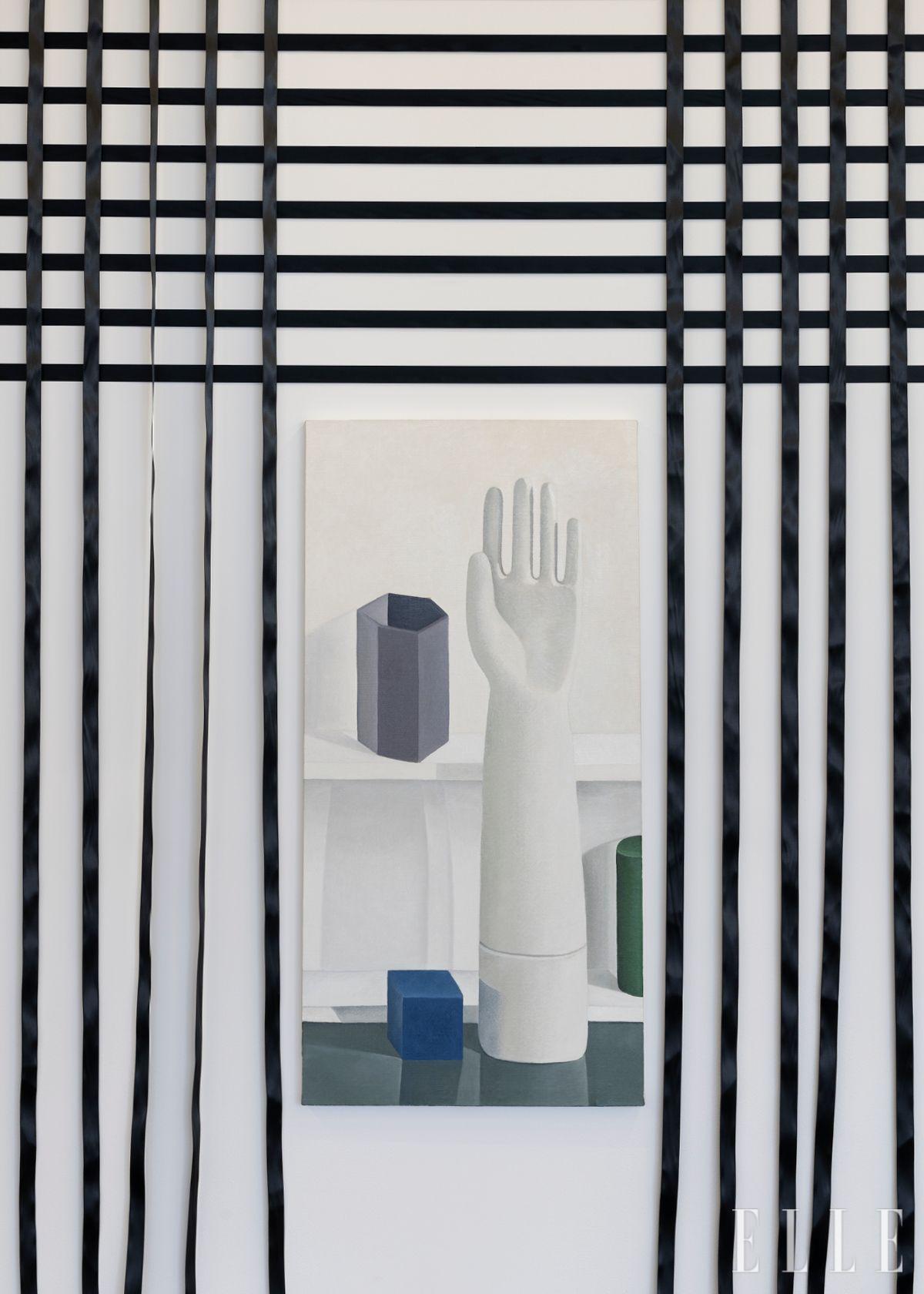 피에르 샤르팽의 구조물 ‘Dessin avec ruban réalisé in situ’(2026), 나탈리 뒤 파스키에의 오일 페인팅 ‘Mano di porcellana’(2004).