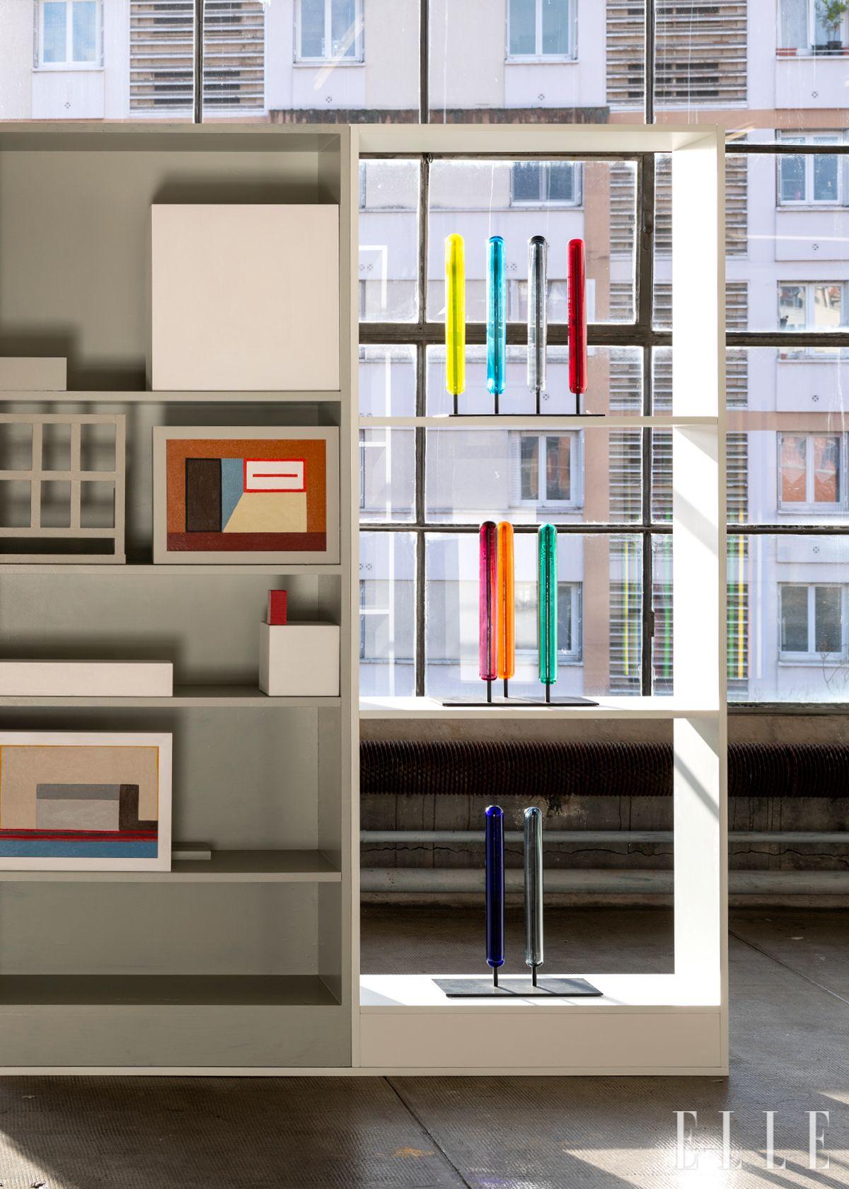 채색된 나무 선반과 구성 요소들, 두 점의 캔버스 오일 페인팅은 나탈리 뒤 파스키에의 ‘Sans titre’(2025). 무라노 유리와 금속으로 만든 오브제는 피에르 샤르팽의 ‘Struttura 1, 2, 3’(2022).