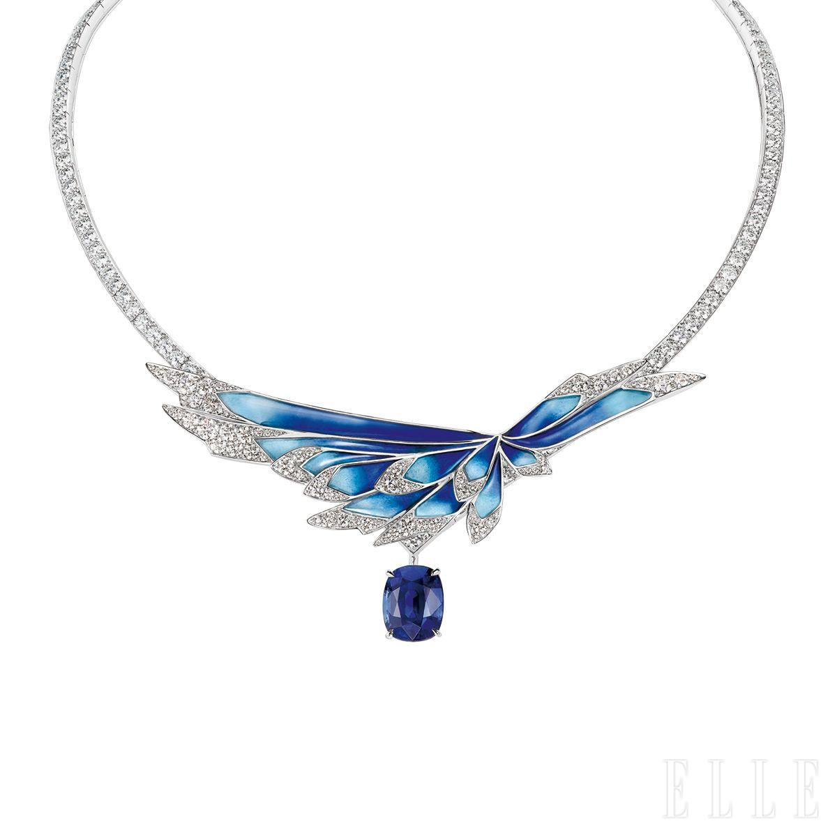 중앙 10.96캐럿 마다가스카르 사파이어와 날개 모티프를 탈착해 자유롭게 조합할 수 있는 ‘앙볼’ 컬렉션 네크리스.