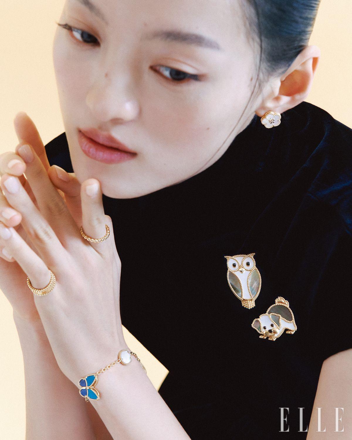 벨벳 톱은 Alaïa.