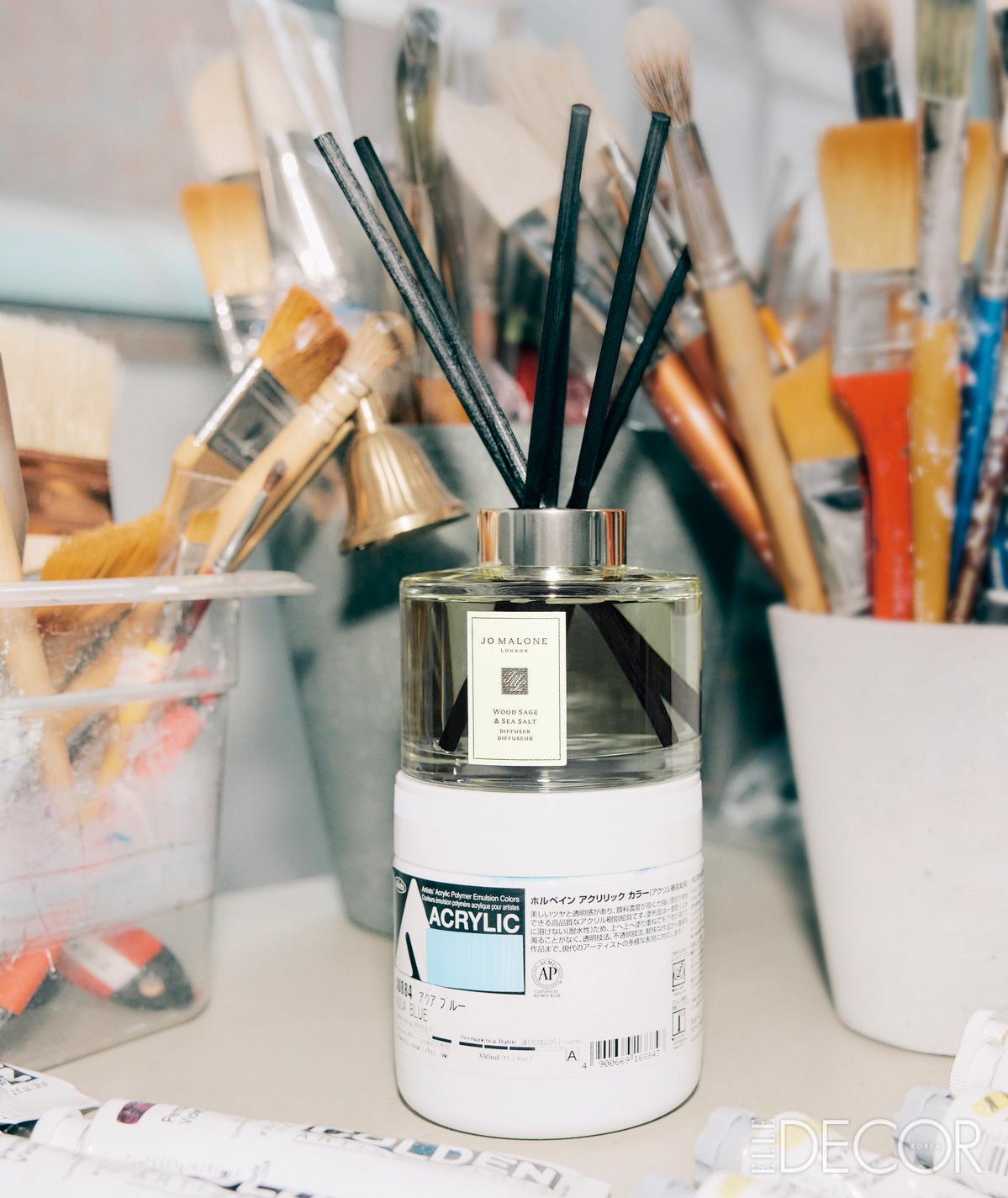 소금기를 머금은 신선한 바다 공기와 험준한 절벽에서 느껴지는 미네랄 향이 편안하고 여유로운 무드를 연출하는 우드 세이지 앤 씨 솔트 디퓨저는 Jo Malone London.